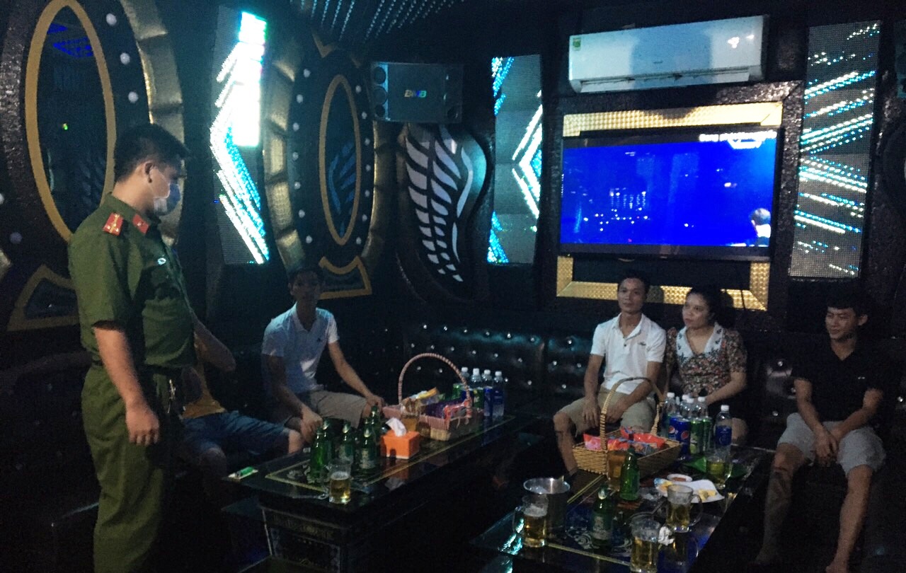 Kiểm tra quán Karaoke Minh Nhật (quận Hải An) hoạt động trái quy định